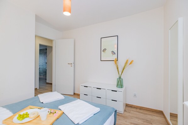 City Apartment | 2 bedrooms, hypo-allergenic bedding, iron/ironing board, free WiFi