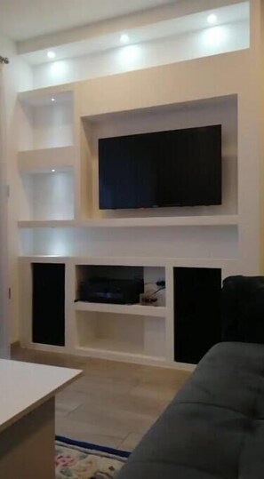 Smart-TV, Kamin, Stereoanlage, Drucker