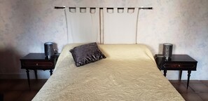 2 Schlafzimmer, Bügeleisen/Bügelbrett