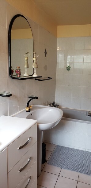 Sèche-cheveux, savon, papier toilette