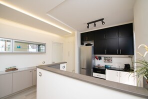 ดีลักซ์อพาร์ทเมนท์ | ครัวส่วนตัว | ตู้เย็นขนาดใหญ่, ไมโครเวฟ, เครื่องล้างจาน, เครื่องชงกาแฟ/ชา