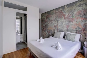2 bedrooms, desk, iron/ironing board, WiFi