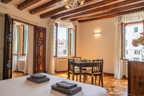 3 bedrooms, iron/ironing board, WiFi, bed sheets - Palazzetto Sant Angelo - Venice City Centre (Venezia)