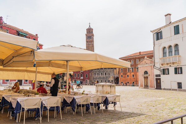 Outdoor dining - Palazzetto Sant Angelo - Venice City Centre (Venezia)