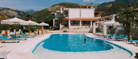 Piscine extérieure en saison