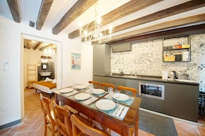Appartement | Cuisine privée | Grand réfrigérateur, micro-ondes, plaque de cuisson, lave-vaisselle