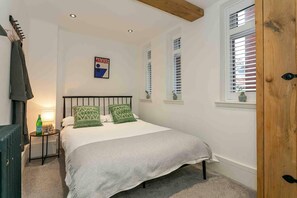 Apartament | 2 dormitoris, planxa i posts de planxar, wifi gratuïta i roba de llit 