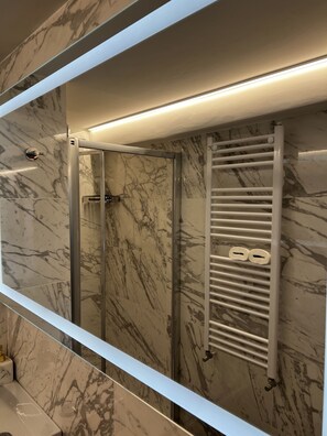 Shower, hair dryer, bidet, towels - MOORS 1, NEW, BEAUTIFUL VIEW, IN HISTORIC CENTER, 3 BEDROOMS, 3 BATHROOMS, CENTRAL (Venezia)