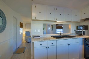 Kylskåp, mikrovågsugn, ugn och spishäll