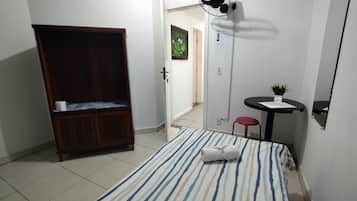 Quarto solteiro básico | Wi-Fi de cortesia, roupa de cama