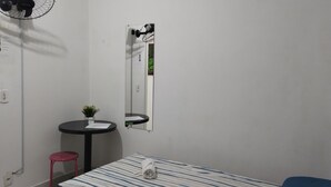 Habitación individual básica | Wifi gratis y ropa de cama 