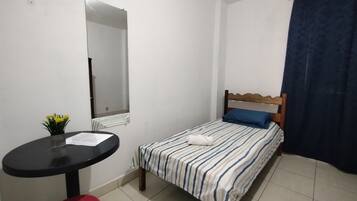 Quarto solteiro básico | Wi-Fi de cortesia, roupa de cama