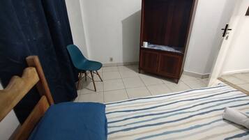 Quarto solteiro básico | Wi-Fi de cortesia, roupa de cama