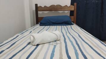 Quarto solteiro básico | Wi-Fi de cortesia, roupa de cama
