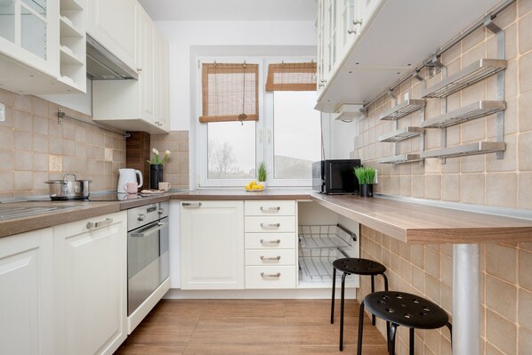 Mikrovågsugn, diskmaskin och grytor/köksredskap