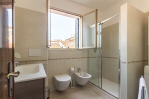 Apartment | Bathroom | Shower, hair dryer, bidet, towels - Dolcevita Apartments N. 496 (Venice)