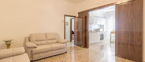 Appartamento | Area soggiorno | TV a schermo piatto 32 pollici con canali digitali