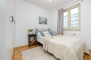 1 bedroom, desk, laptop workspace, bed sheets - Bukowińska Apartment Warsaw by Renters (Warsaw)
