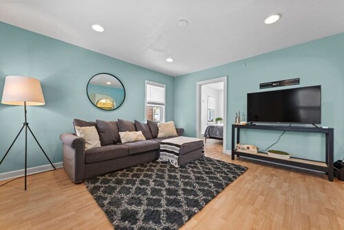 2 BD Condo I Steps From Lake Mich