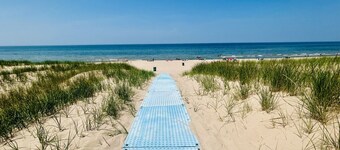 Lake Breeze Stylish Beach Boho 1BD w/ Private Deck