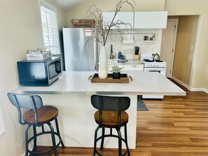 Refrigerador, microondas, horno, placa de cocina