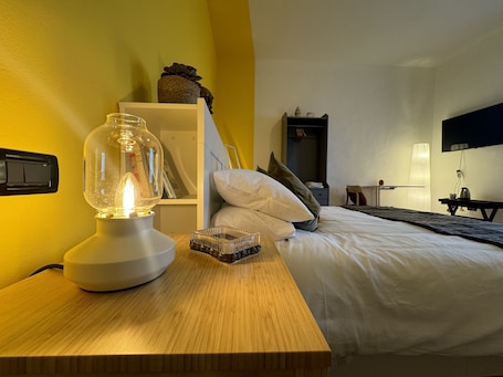 1 bedroom, iron/ironing board, internet, bed sheets. Double room Cotogno's colors
