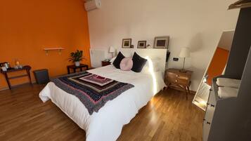 1 slaapkamer, een strijkplank/strijkijzer, wifi, beddengoed