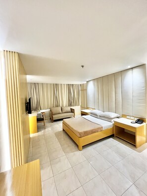 Executive Studio, 1 Queen Bed, City View | Desk, laptop workspace, WiFi (free), individually decorated - Etsu Hotel (Tacloban)