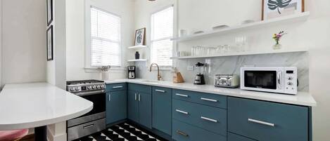 Réfrigérateur, micro-ondes, four, plaque de cuisson