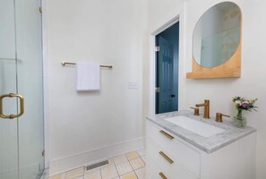 Een douche, een haardroger, handdoeken