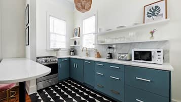 Frigorífico, microondas, horno y placa de cocina