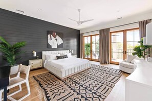 7 bedrooms, desk, iron/ironing board, travel crib