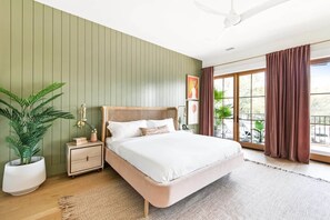 7 dormitorios, escritorio, tabla de planchar con plancha y cuna de viaje