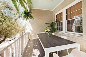 屋外ダイニングエリア