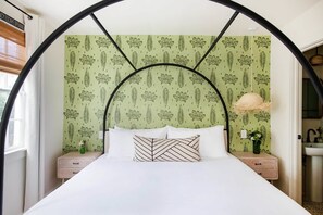 7 bedrooms, desk, iron/ironing board, travel cot