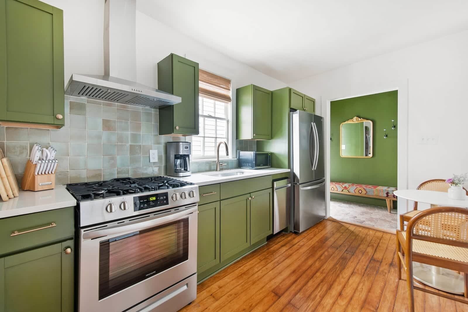 Køleskab, mikrobølgeovn, ovn, kogeplade