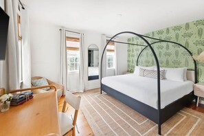 7 bedrooms, desk, iron/ironing board, travel crib