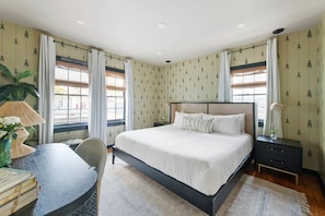 7 Schlafzimmer, Schreibtisch, Bügeleisen/Bügelbrett, Reisekinderbett