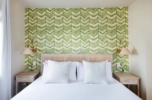 2 bedrooms, iron/ironing board, travel crib, WiFi - The OakTree | Newly Renovated 2BR Downtown Haven! (Charleston)