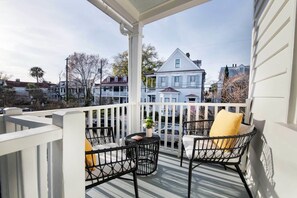 Property grounds - The OakTree | Newly Renovated 2BR Downtown Haven! (Charleston)