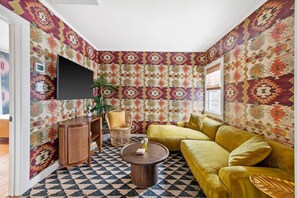 TV, offices - The OakTree | Bohemian Charm in DT Charleston! (Charleston)