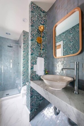 Shower, hair dryer, towels - Quality Design - Downtown - Steps to King St! (Charleston)