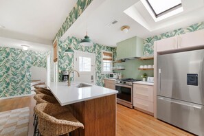 Fridge, microwave, oven, stovetop - Quality Design - Downtown - Steps to King St! (Charleston)
