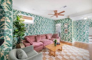 TV, offices - Quality Design - Downtown - Steps to King St! (Charleston)