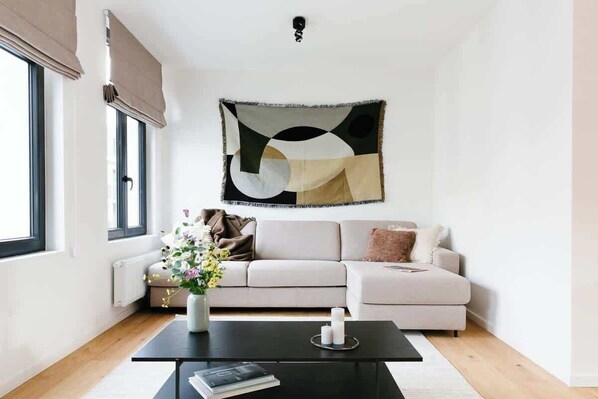 Televisión y oficina 