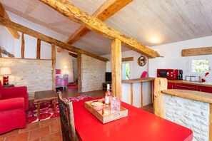 Smart TV, ping pong - Studio apartment over looking the beautiful French countryside. (Beauville)