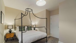 2 Schlafzimmer, Schreibtisch, Bügeleisen/Bügelbrett, Reisekinderbett
