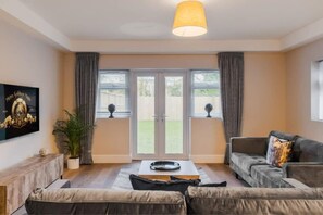 TV - 2BR Gem, Parking & Garden - VAT Q - By Tempstay (Berkshire)