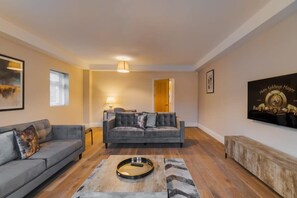 TV - 2BR Gem, Private Parking & Private Garden - VAT Q (Berkshire)