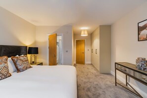 2 bedrooms, iron/ironing board, travel cot, WiFi - 2BR Gem, Parking & Garden - VAT Q - By Tempstay (Berkshire)